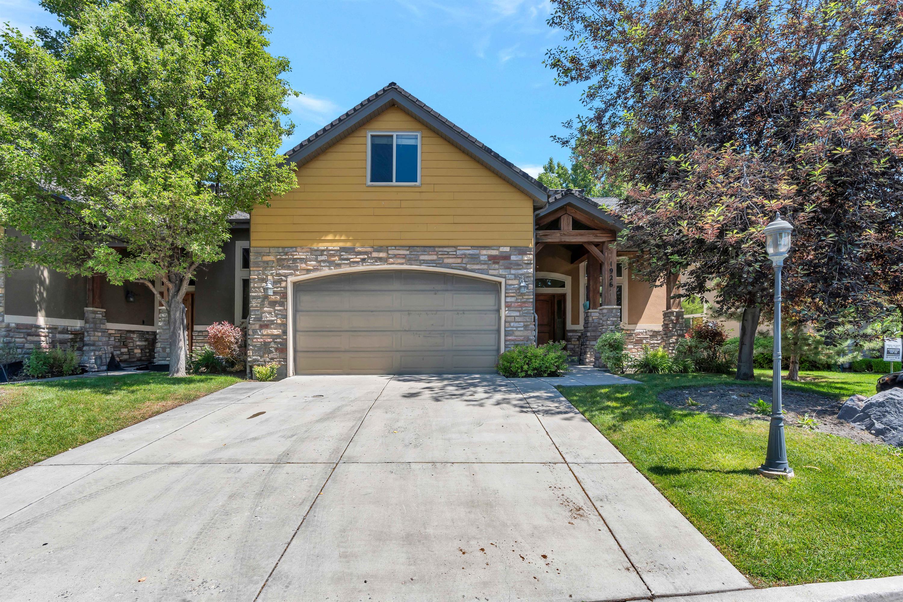 1926 West Golden Pond Way
